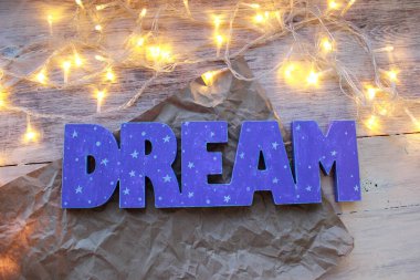 Tahta kelime. Yıldızlı ve uzayı olan leylak rengini hayal et. Işıklı hafif arkaplan, bokeh.