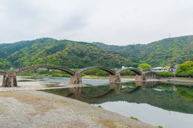 Bulutlu gökyüzü karşı Kintaikyo Köprüsü