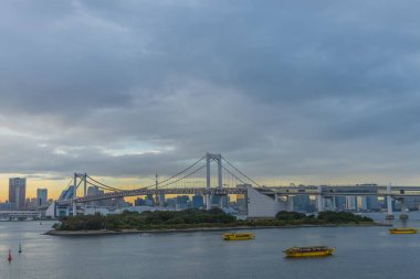 Gün batımında Gökkuşağı Köprüsü 