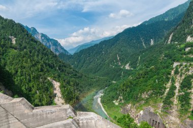 Gökkuşağı ile Kurobe Barajı