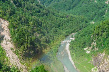 Gökkuşağı ile Kurobe Barajı