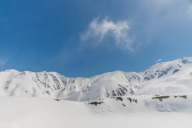 Mavi gökyüzü yüksek Dağları kar ile altında temizleyin 