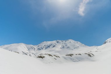 Mavi gökyüzü yüksek Dağları kar ile altında temizleyin 