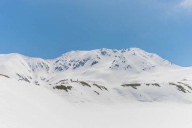 Mavi gökyüzü yüksek Dağları kar ile altında temizleyin 