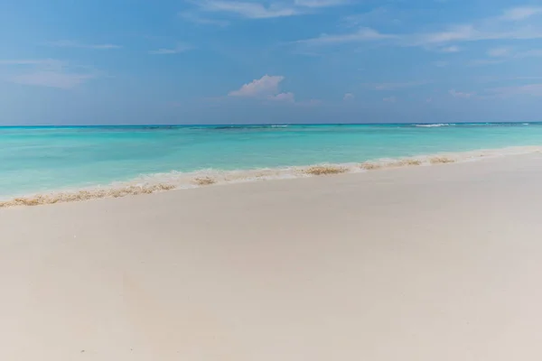 Deniz ve kum ile berrak gökyüzü — Stok fotoğraf