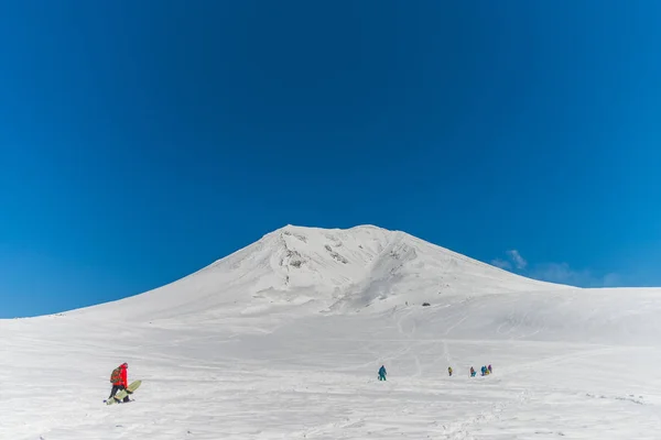 Snowboardåkare som njuter av en vacker vinter. — Stockfoto
