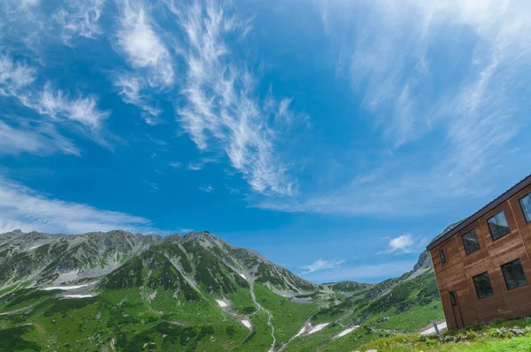 Vue panoramique sur les montagnes en été — Photo