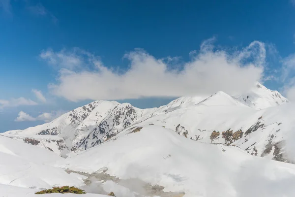 Höga berg under snö med klar blå himmel — Stockfoto