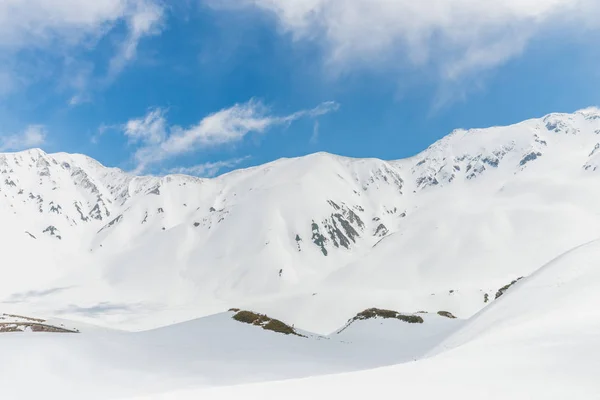 Hohe Berge unter Schnee mit klarem blauen Himmel — Stockfoto