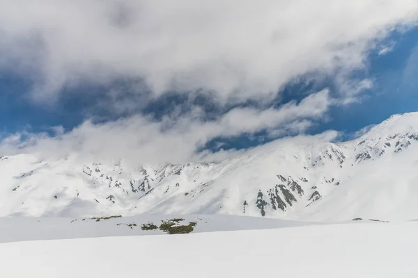 Höga berg under snö med klar blå himmel — Stockfoto