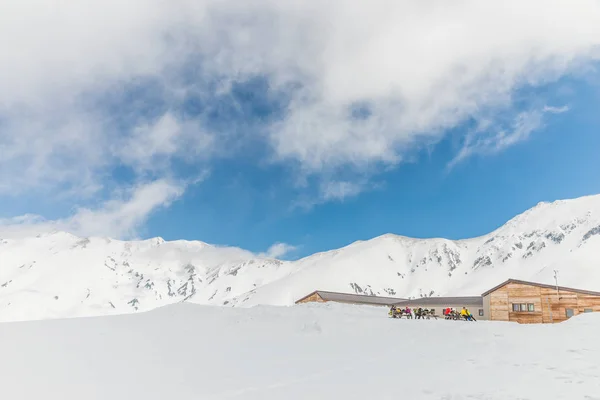 Ψηλά βουνά κάτω από το χιόνι με σαφή μπλε ουρανό — Φωτογραφία Αρχείου