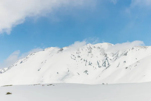 Höga berg under snö med klar blå himmel — Stockfoto