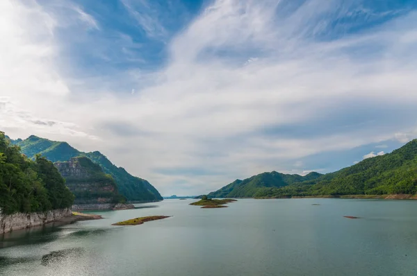 Bela natureza invisível Tailândia em Khaolam Dam, Kanjanaburi, Tha — Fotografia de Stock
