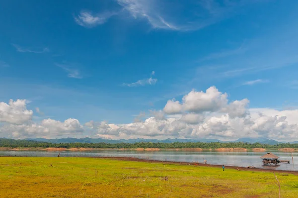 Hermosa naturaleza invisible Tailandia en la presa de Khaolam, Kanjanaburi, Tha —  Fotos de Stock