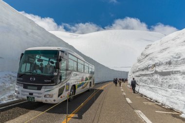 Turistler kar koridoru yürü