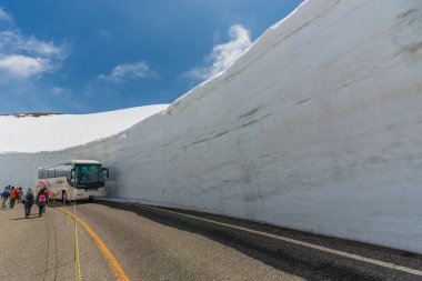 Turistler kar koridoru yürü