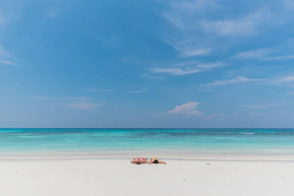 Tomar el sol en la playa —  Fotos de Stock