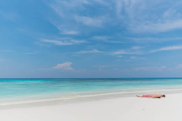 Tomar el sol en la playa —  Fotos de Stock