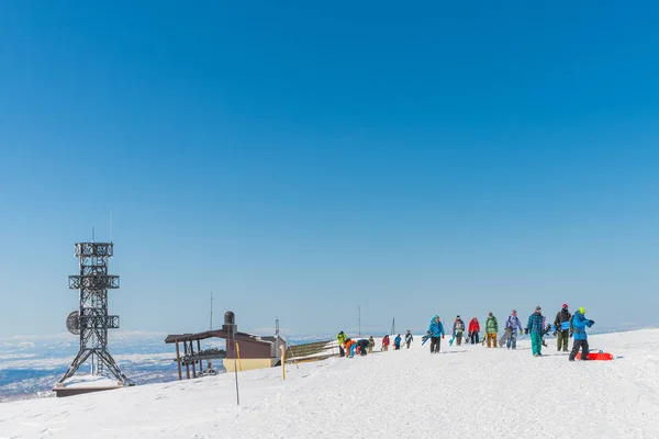 Snowboarders desfrutando de um belo inverno . — Fotografia de Stock