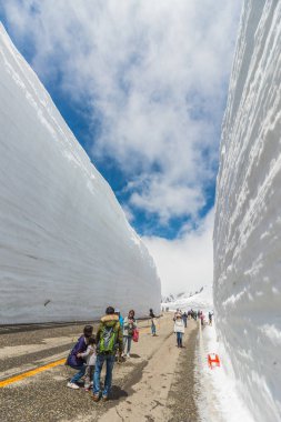 Turistler kar koridoru yürü