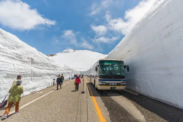 Turistler kar koridoru yürü
