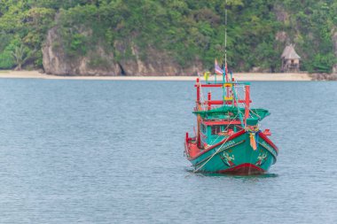 Tayland Körfezi üzerinde balıkçı teknesi.