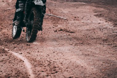 Bulanık motokros yarışçısı