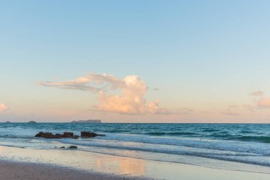 Denizin üzerinde gün batımı