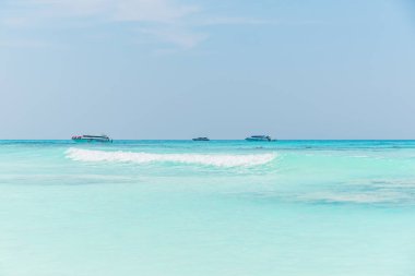 Tropikal plaj deniz kum gökyüzü ve yaz gün 