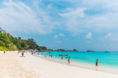 Tropikal plaj deniz kum gökyüzü ve yaz gün 