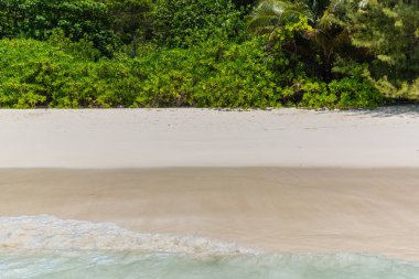 Tropikal plaj deniz kum gökyüzü ve yaz gün 