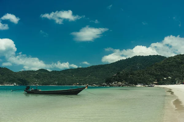 Plaża i tropikalne morze z długą łodzią w Tajlandii — Zdjęcie stockowe