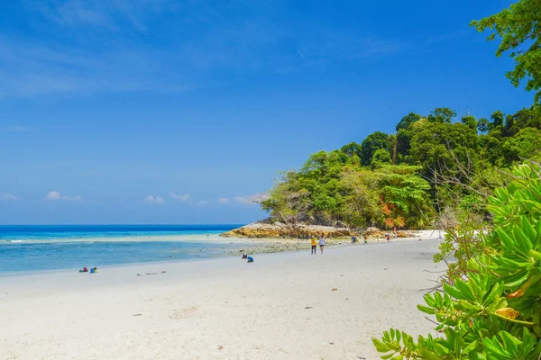 Tropikal plaj deniz kum gökyüzü ve yaz gün — Stok fotoğraf