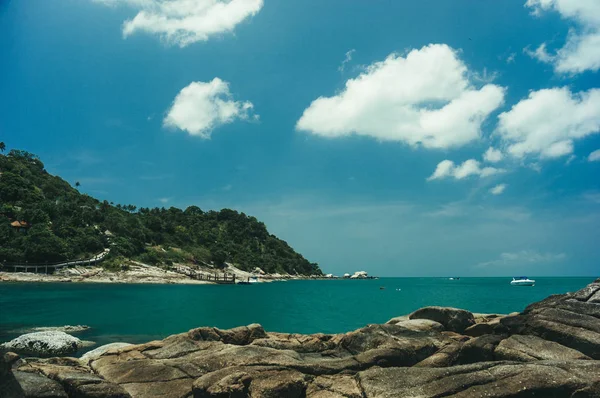 Strand und tropisches Meer in Thailand — Stockfoto