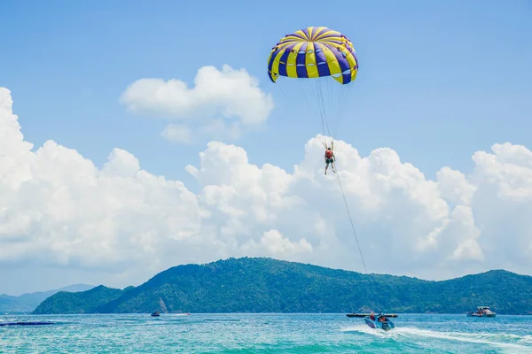 Parasailing en Tailandia playa —  Fotos de Stock