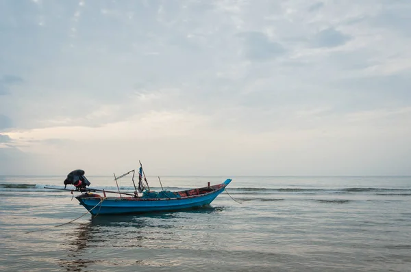 Stranden och den tropiska havet med long tail båt i thailand Royaltyfria Stockbilder