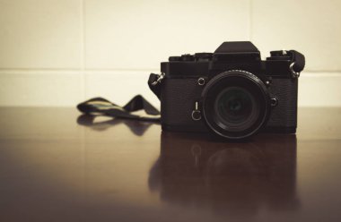 ahşap masa üzerinde Vintage fotoğraf makinesi