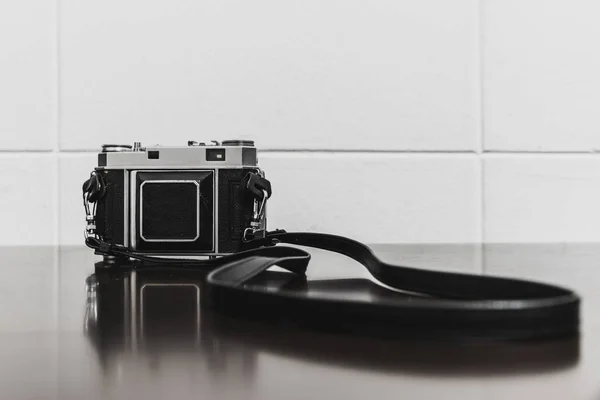 Vintage camera on wooden table — Stock Photo, Image