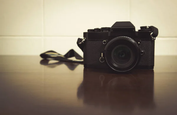 Vintage camera on wooden table — Stock Photo, Image