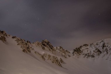 Kış sezonu Merkezi Japonya Alps, yıldızlı gece.