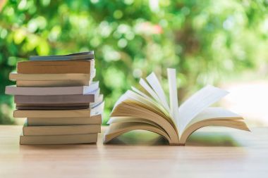 Ahşap tahtalar üzerine kitabı soyut ışık arkaplanı üzerinde aç