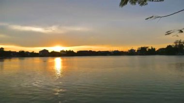 Bangkok, Tayland için yaz boyunca üzerinde sakin bir göl günbatımı 