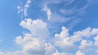 Bulutlar ve mavi gökyüzü hareketli zaman atlamalı 