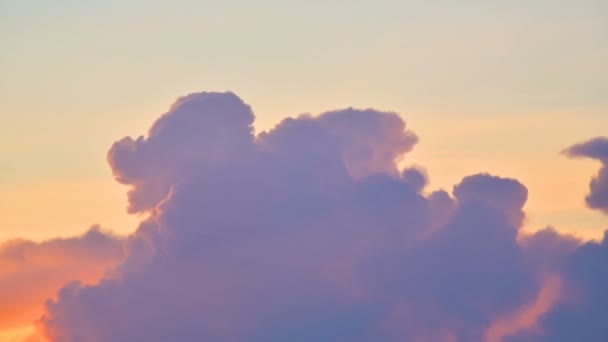 Драматическое закатное небо с разноцветными облаками — стоковое видео