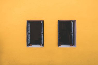 Sarı duvardaki Vintage windows