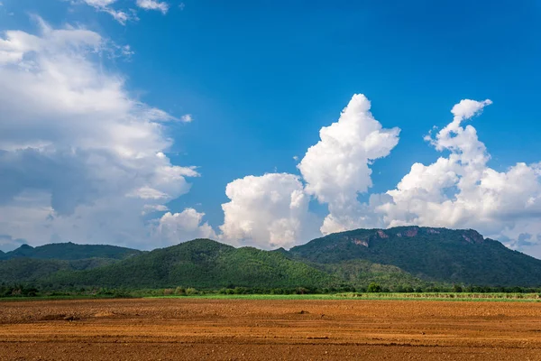 Cielo azul fondo con nubes —  Fotos de Stock