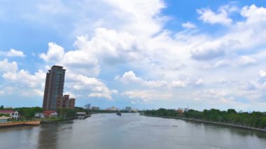 Çeşitli ulaşım tekne yelken olan Chao Phraya Nehri'nin havadan görünümü.