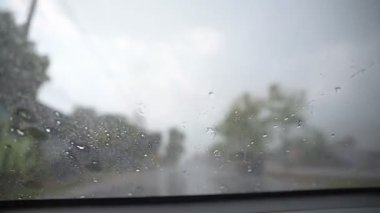 Fırtına sırasında cam sileceği temizlemek yağmur damla.
