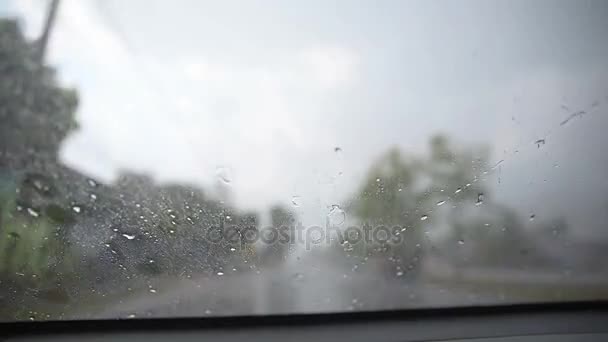 Pára-brisas limpador limpar gotas de chuva durante a tempestade . — Vídeo de Stock