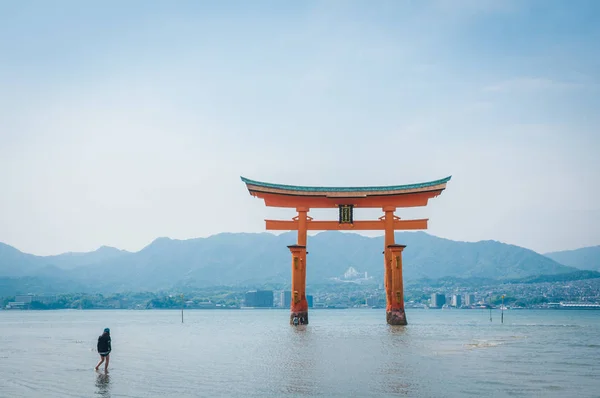 Miyajima ιερό πύλη στη Χιροσίμα, Ιαπωνία. — Φωτογραφία Αρχείου